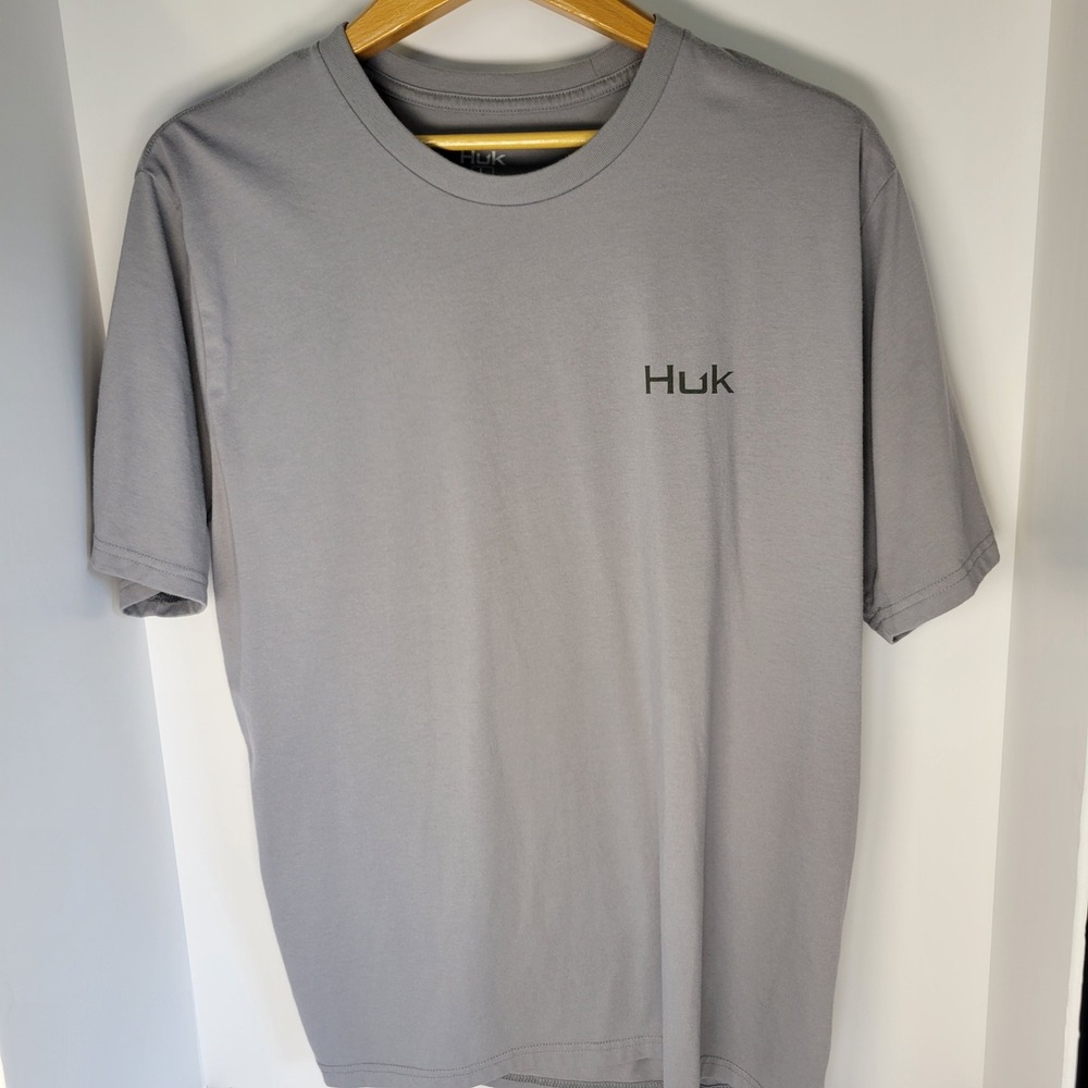 Huk Fishing Mens Gray Bass Graphic T-Shirt Short Sleeve Size L Large Outdoor